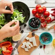 Aceite de oliva, queso, frutas cítricas y tomates para una ensalada griega, una comida mediterránea
