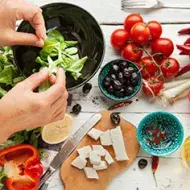 Diferentes ingredientes para preparar ensalada receta alimentación balanceada 