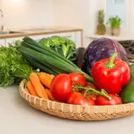 Diferentes vegetales en canasto de cocina clasificación alimentos 