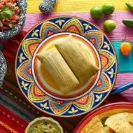 Humitas sobre una mesa, un plato común en los libros de cocina de América Latina.