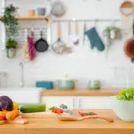Cocina con ingredientes y utensilios contaminación cruzada 