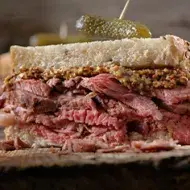 Cómo preparar un sándwich relleno con roastbeef y pepinillo