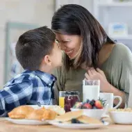 Mama e hijo desayunando