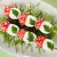 Plato con receta de pinchos de huevos de codorniz 