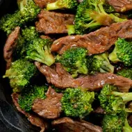 Plato de una receta de brócoli con carne. 