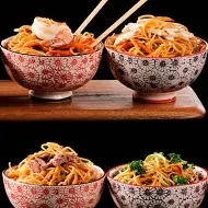 Cuatro bows de yakisoba preparados de diferentes maneras 
