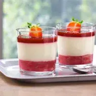 Panna cotta con plato y cubiertos 