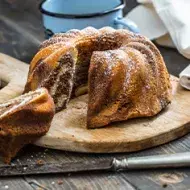 Pastel estilo Bundt cake marmolado decorado con azúcar glas