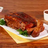Costillas con salsa BBQ, una de las salsas para carne más famosas. 