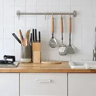 Cocina con utensilios y espátulas metálicas 