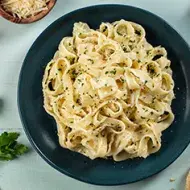Plato de fetuccini con salsa Alfredo