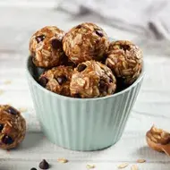 Bolitas energéticas de maní, receta de postres con proteína 