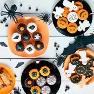 Mesa con comidas y bebidas de Halloween 