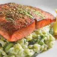 Qué hacer de comer Salmón en finas hierbas y risotto de espinaca