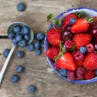 Tazón con variedad de frutos rojos 