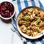 Carne en salsa de champiñones y perejil en una sartén