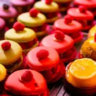 Macarons de colores clásicos de la repostería francesa