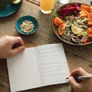 Una persona siguiendo una alimentación balanceada por su autocuidado