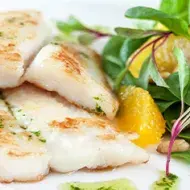 Pescado a la plancha con una ensalada fresca y pequeños brotes
