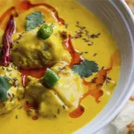 Receta con curry típica de la India llamada kadhi pakora