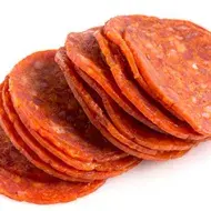 Salami o pepperoni en rodajas, uno de los embutidos más famosos en el mundo