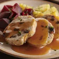 Carne rellena en salsa acompañada de remolacha y papas hervidas