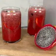 Fruta del dragón partida por la mitad y receta de bebida