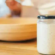 Frasco con masa madre fermentándose, qué son los probióticos
