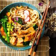 Plato con receta japonesa de sopa de miso