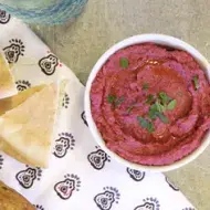 Recipiente con hummus de remolacha con pan pita