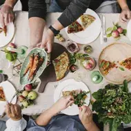 Mesa con variedad de platos y recetas para disfrutar en familia