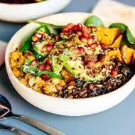 Lentejas, arroz, aguacate y semillas en un almuerzo sin gluten
