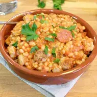 Cassoulet tradicional en cazuela con fréjol y salchichas Cassoulet tradicional servido en cazuela de barro con fréjol y salchicha