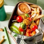 Lonchera con brochetas de vegetales y frutas frescas para alimentación escolar