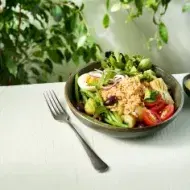Ensalada balanceada para cenar estilo nicoise con huevo, tomate y atún
