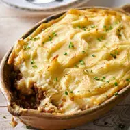 Olla de barra llena de puré de papa con carne.