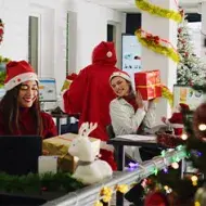 Compañeros disfrutando de una fiesta de navidad en la oficina.