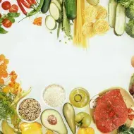 Varios ingredientes que se deben conservar según el almacenamiento de alimentos.