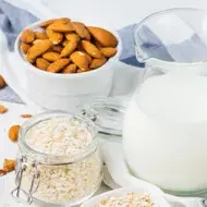 Tazón de avena con rodajas de plátano, arándanos y nueces, una mezcla de alimentos con calcio común en desayunos