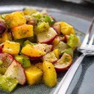 Ensalada tropical con babaco, papaya y otras frutas frescas