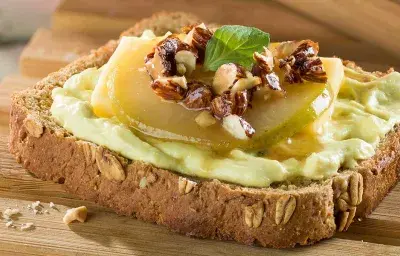 Croutones de queso con peras almendras y miel Croutones de queso con peras almendras y miel