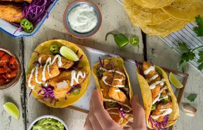 Tacos de pescado con mayonesa verde Tacos de pescado con mayonesa verde