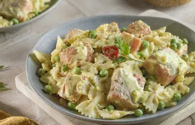 Farfalle con salmón y salsa de mostaza, hinojo y estragón Farfalle con salmón y salsa de mostaza, hinojo y estragón