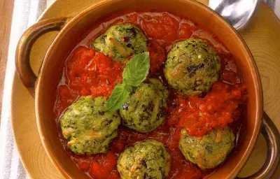 Albondiga de Zapallo Italiano En Salsa de Tomate Albondiga de Zapallo Italiano En Salsa de Tomate