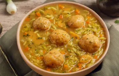 Sopa de bolas de verde