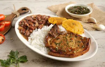 Chuleta Frita con Chimichurri Chuleta Frita con Chimichurri