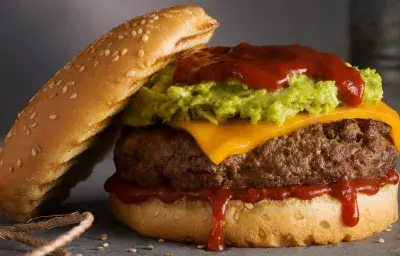 Hamburguesa con queso, Chipotle ketchup y guacamole. Hamburguesa con queso, Chipotle ketchup y guacamole.