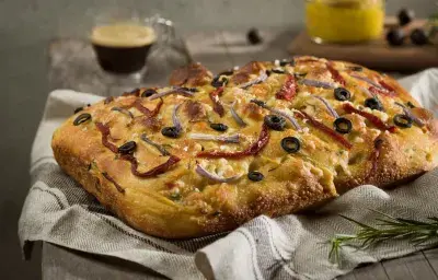 Focaccia a la mostaza con cebollas, olivas y pimiento rojo Focaccia a la mostaza con cebollas, olivas y pimiento rojo