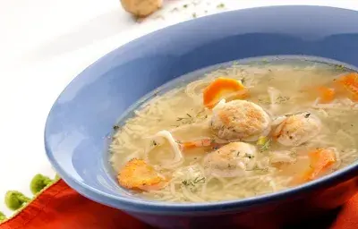 Sopa de albóndigas de pollo