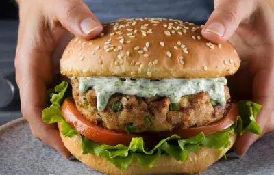 Hamburguesas de atún con mayonesa de eneldo Hamburguesas de atún con mayonesa de eneldo